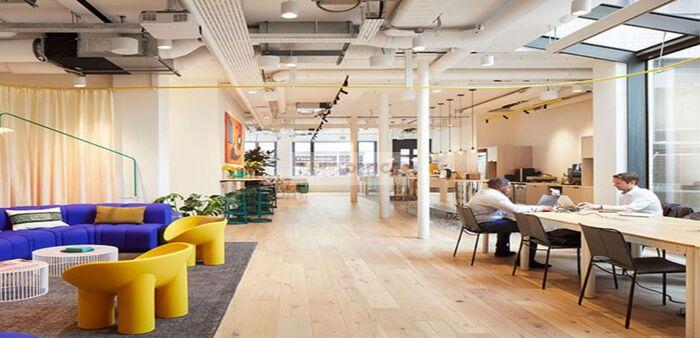 What amenities does the District 10 serviced office have?